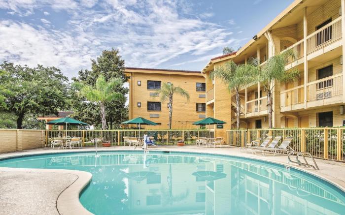 Super 8 by Wyndham The Woodlands North