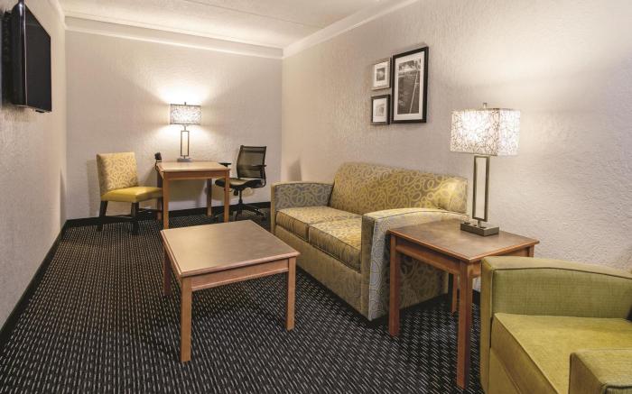 Super 8 by Wyndham The Woodlands North