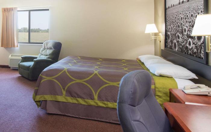 Super 8 By Wyndham Iola Ks