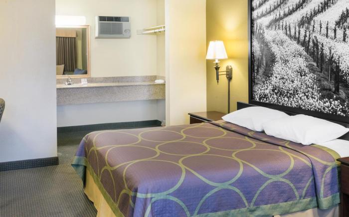 Super 8 By Wyndham Corning