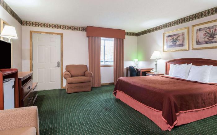 Howard Johnson by Wyndham Lenox