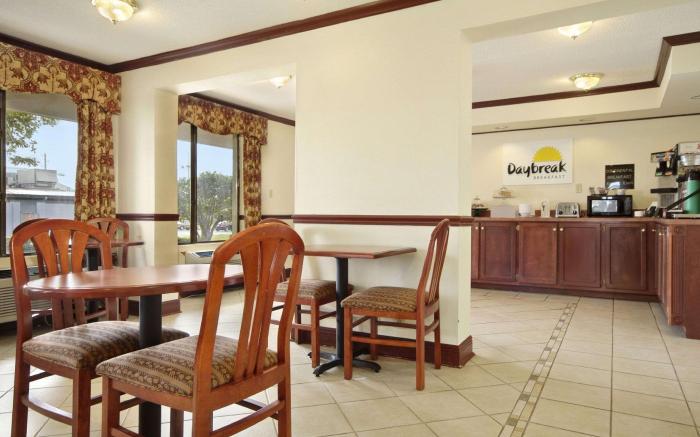 Days Inn & Suites by Wyndham Mobile