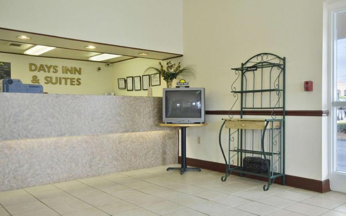 Days Inn & Suites by Wyndham Mobile