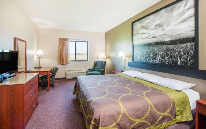 Super 8 By Wyndham Iola Ks