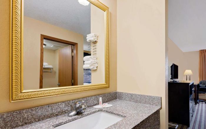 Super 8 By Wyndham Iowa Falls