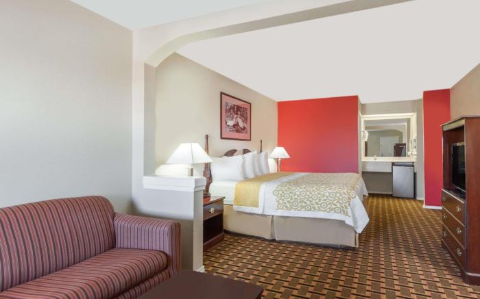Days Inn & Suites by Wyndham Huntsville
