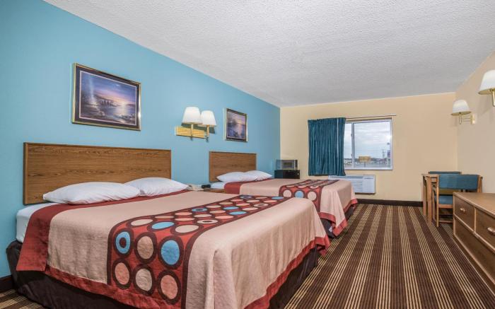 Super 8 By Wyndham Osseo Wi