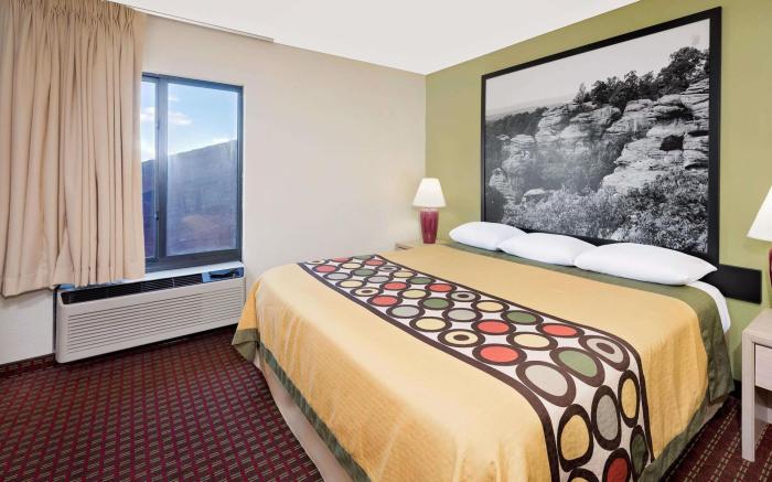 Super 8 By Wyndham Metropolis