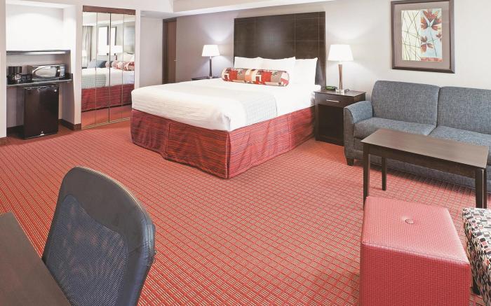 La Quinta Inn & Suites by Wyndham Dallas I-35 Walnut Hill Ln