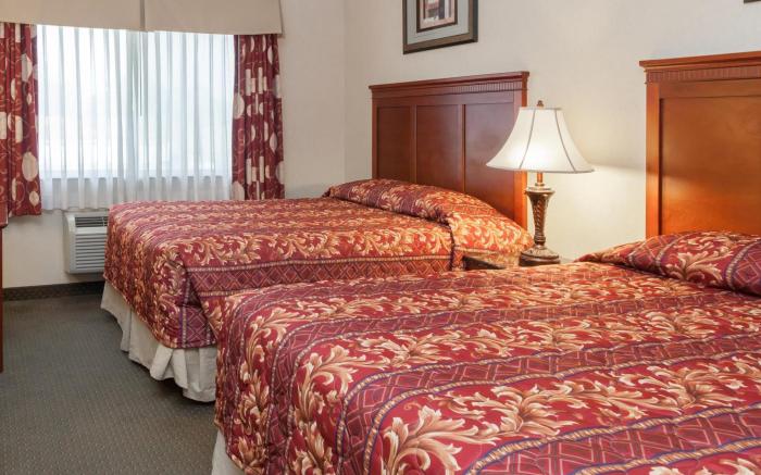 Howard Johnson by Wyndham Bakersfield