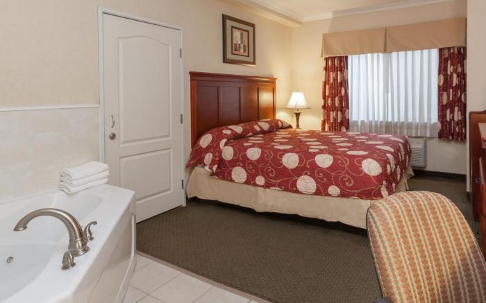 Howard Johnson by Wyndham Bakersfield