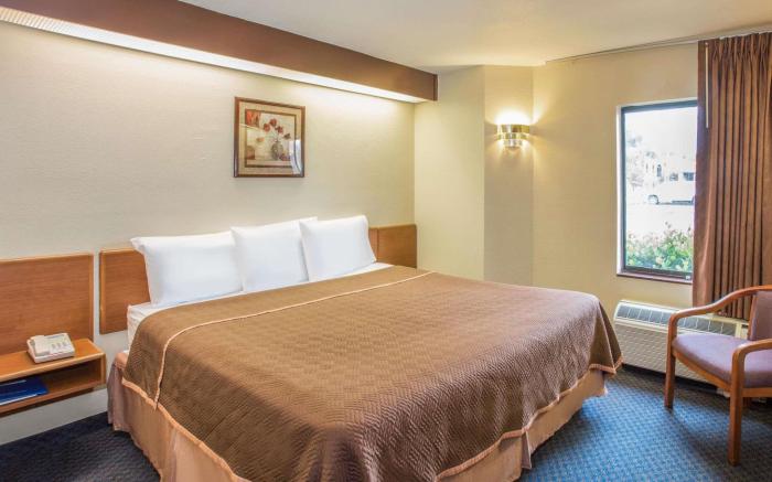 Travelodge by Wyndham Fort Myers Airport
