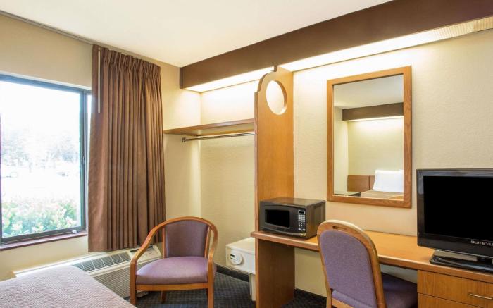 Travelodge by Wyndham Fort Myers Airport