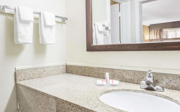 Days Inn by Wyndham Pensacola - Historic Downtown