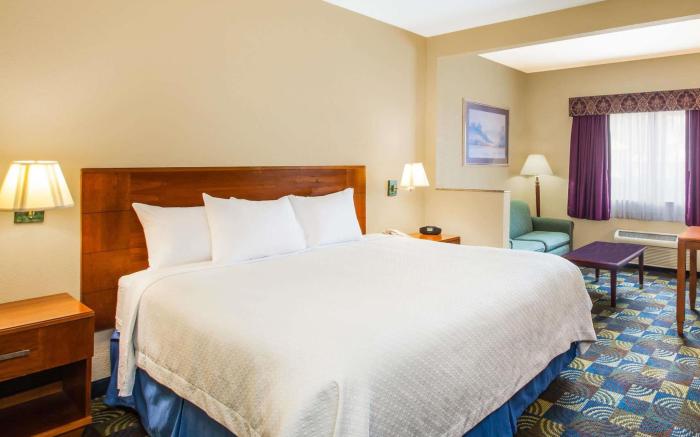Days Inn & Suites by Wyndham Corpus Christi Central