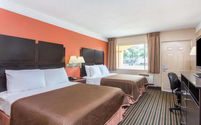 Howard Johnson by Wyndham Historic Lake Charles