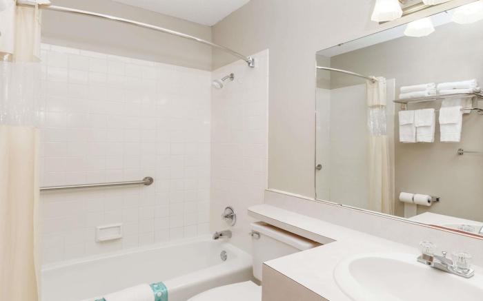 Days Inn & Suites by Wyndham Des Moines Airport