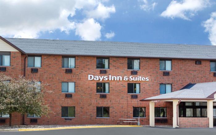 Days Inn & Suites by Wyndham Des Moines Airport