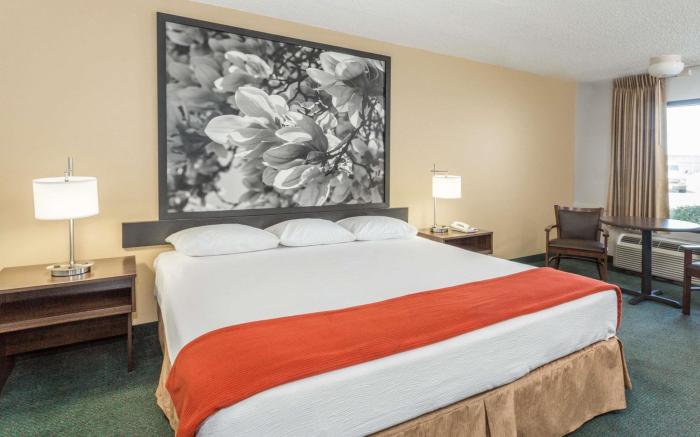 Super 8 by Wyndham Adel GA I-75