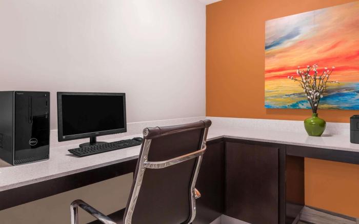 Days Inn & Suites by Wyndham Katy