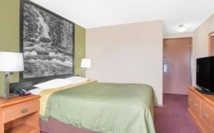 Super 8 By Wyndham Riverton