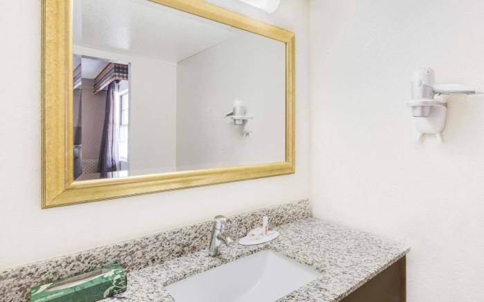 Days Inn by Wyndham Birmingham/West