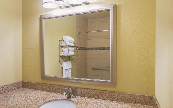 La Quinta Inn & Suites by Wyndham Ft. Worth - Forest Hill TX