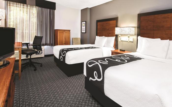 La Quinta Inn & Suites by Wyndham DFW Airport South / Irving