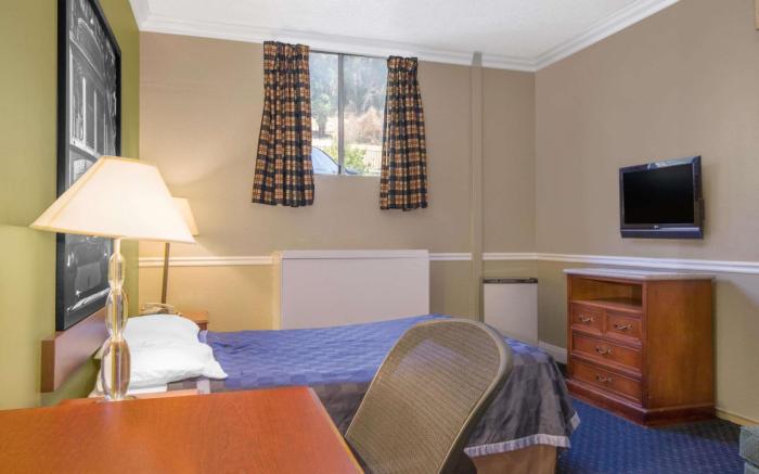 Super 8 By Wyndham Hayward Downtown