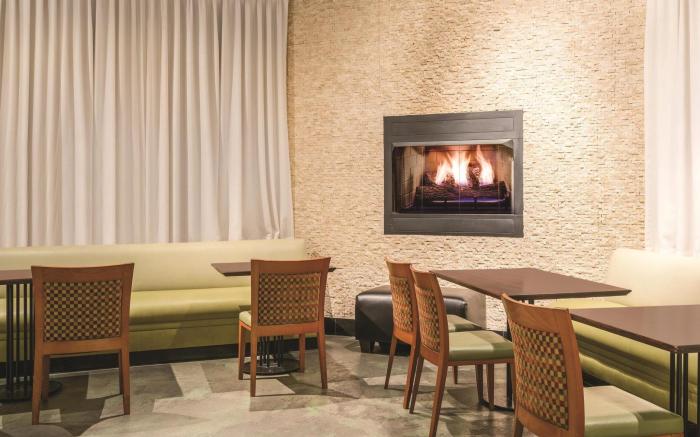 La Quinta Inn and Suites by Wyndham Secaucus Meadowlands