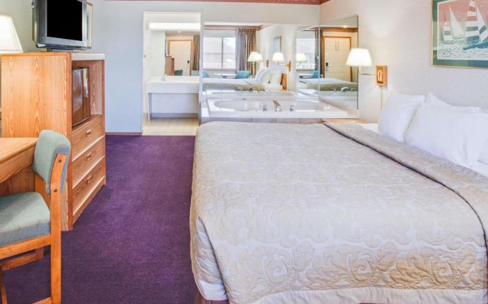 Super 8 By Wyndham Mackinaw City/Beachfront Area