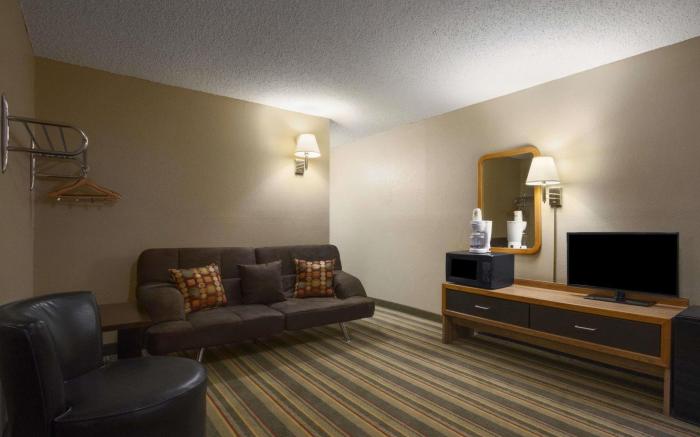 Super 8 By Wyndham Blackwell