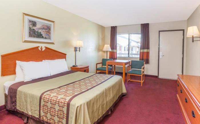 Super 8 By Wyndham Bakersfield/Central