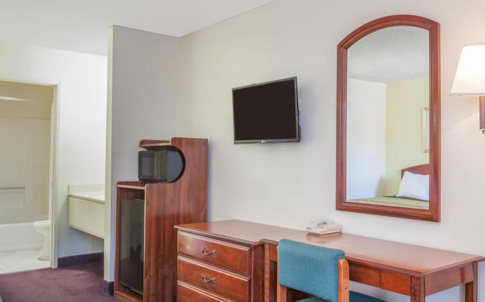 Super 8 By Wyndham Bakersfield/Central
