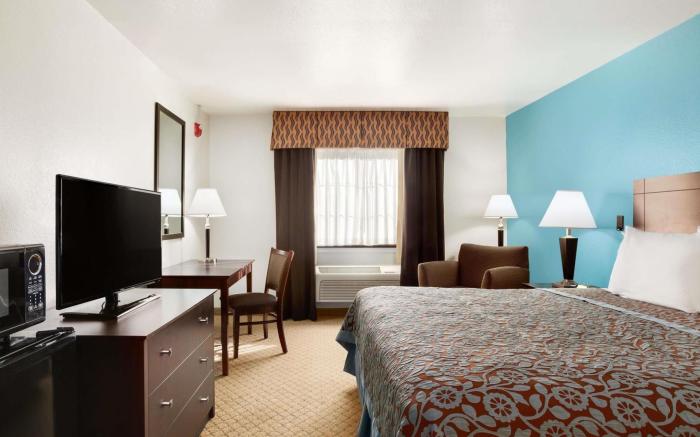 Days Inn & Suites by Wyndham Conroe North