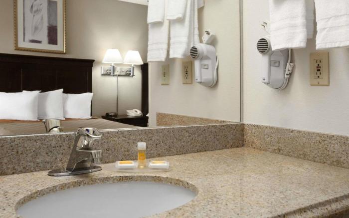 Days Inn & Suites by Wyndham Rancho Cordova