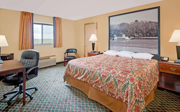 Super 8 By Wyndham Iowa Falls