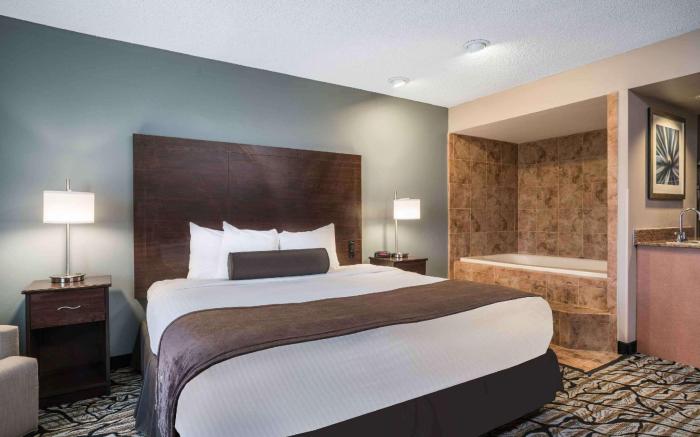 Days Inn & Suites by Wyndham Wausau