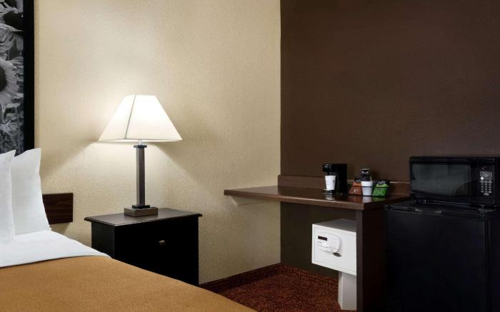 Super 8 By Wyndham Des Moines