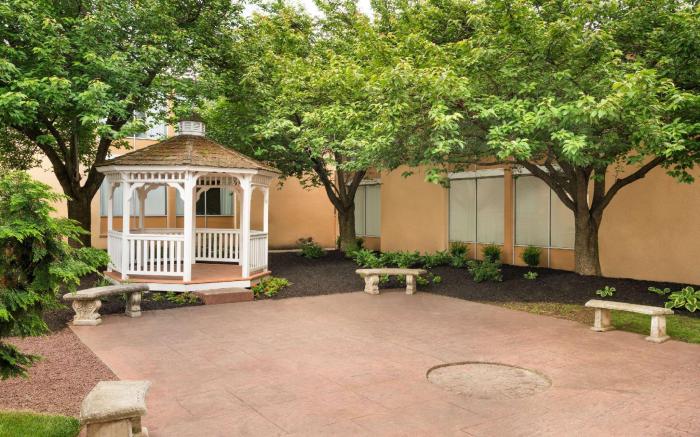 Days Hotel by Wyndham Allentown Airport / Lehigh Valley