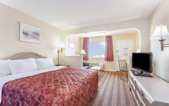 Days Inn by Wyndham Clinton