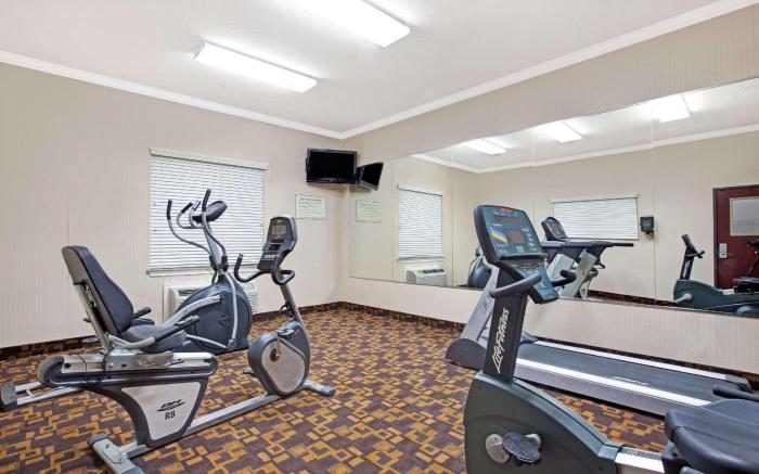 Super 8 By Wyndham Iah West/Greenspoint