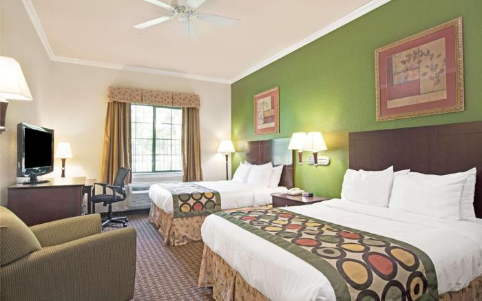 Super 8 By Wyndham Iah West/Greenspoint