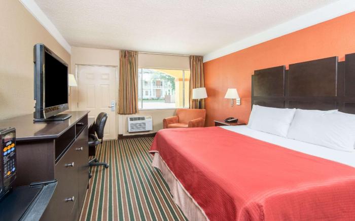 Howard Johnson by Wyndham Historic Lake Charles