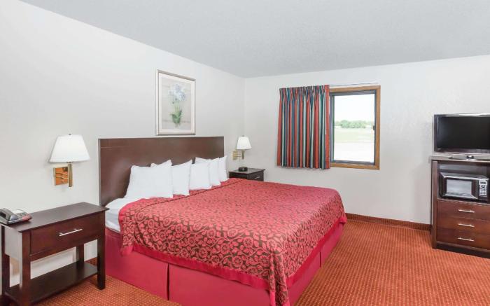 Days Inn & Suites by Wyndham Des Moines Airport