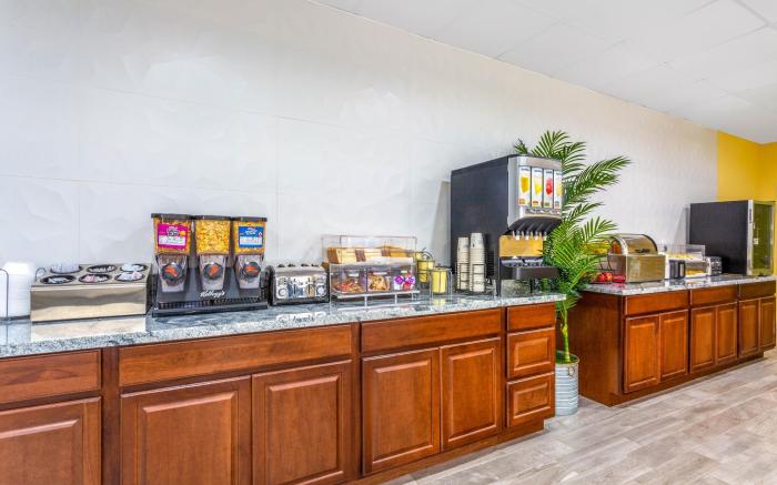 Days Inn by Wyndham Hampton Near Coliseum Convention Center