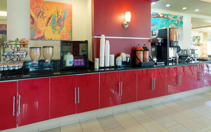 Days Inn & Suites by Wyndham Milwaukee