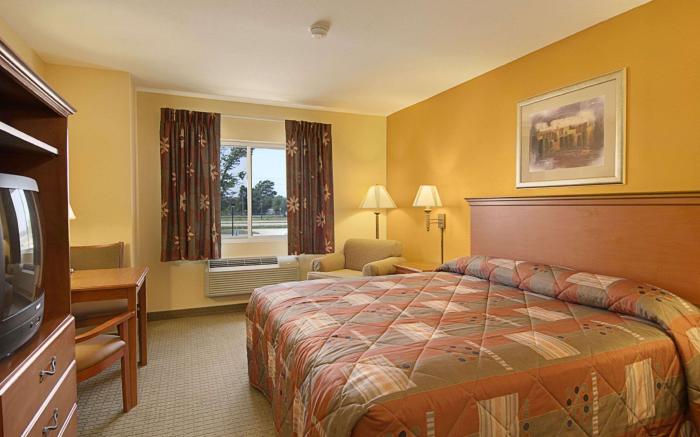 Super 8 By Wyndham Topeka At Forbes Landing