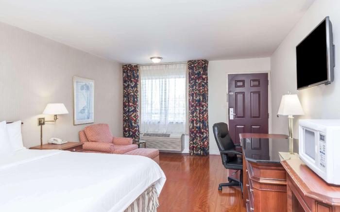 Days Inn & Suites by Wyndham Sunnyvale