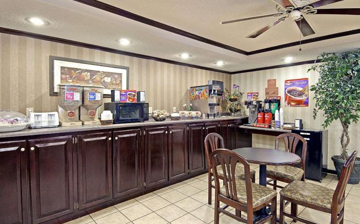 Days Inn & Suites by Wyndham Fort Valley